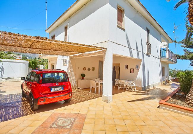 Villa a Castellammare del Golfo - Villa Azzurra a pochi passi dal mare Villa a Castellammare del Golfo - Villa Azzurra a pochi passi dal mare