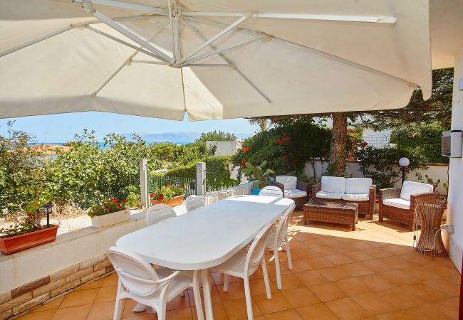 Villa a Castellammare del Golfo - Villa Azzurra a pochi passi dal mare Villa a Castellammare del Golfo - Villa Azzurra a pochi passi dal mare