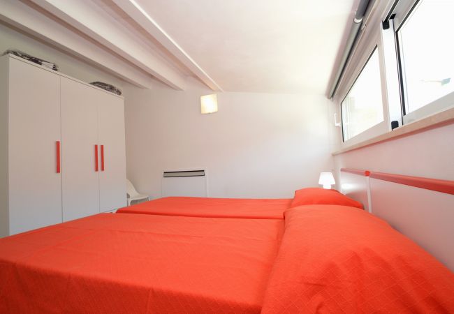 Alcamo Marina, bedroom with two single beds Alcamo Marina, bedroom with two single beds