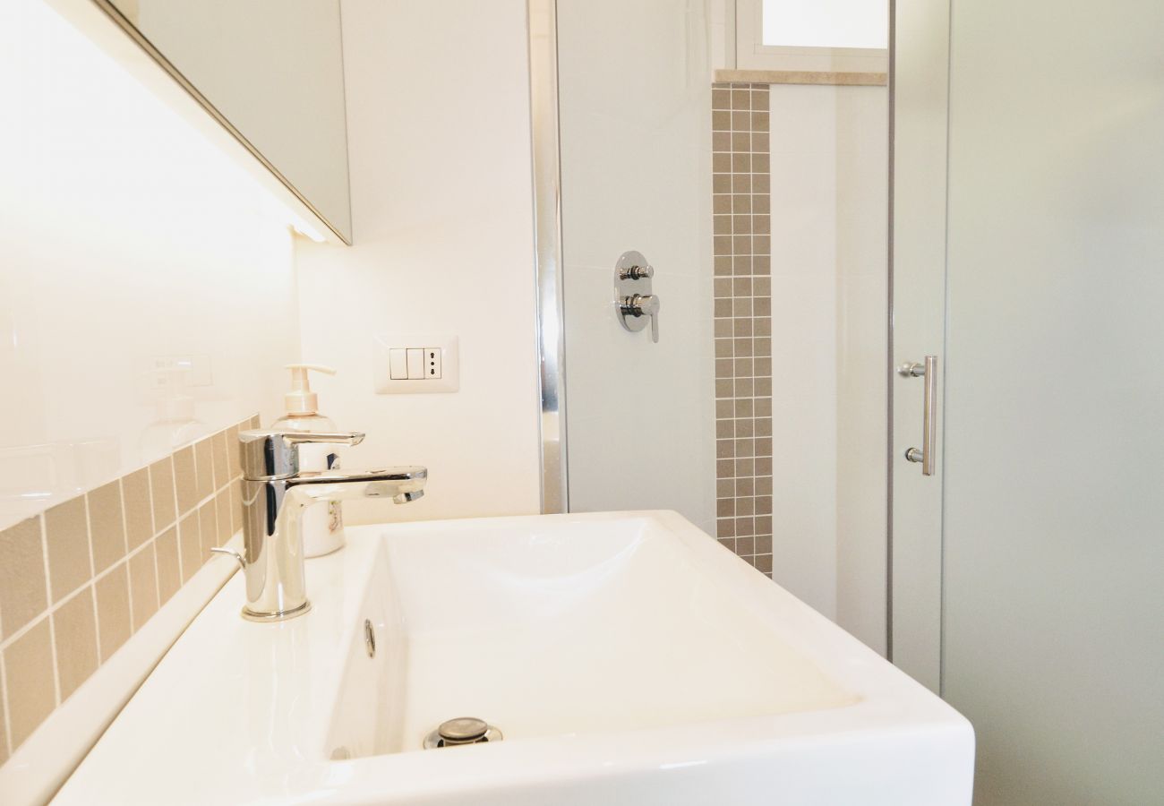 Alcamo Marina, bathroom with shower Alcamo Marina, bathroom with shower