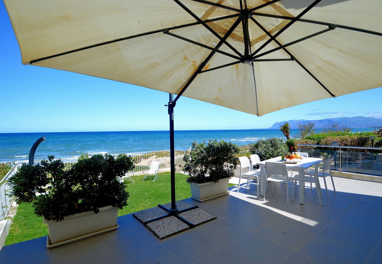 Alcamo Marina, terrace overlooking the sea Alcamo Marina, terrace overlooking the sea