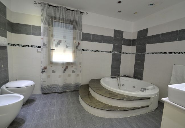 Alcamo Marina, bathroom with whirlpool tub Alcamo Marina, bathroom with whirlpool tub