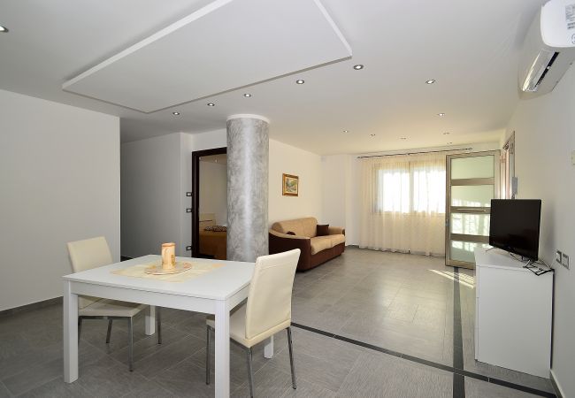 Alcamo Marina, spacious dining room in the villa Alcamo Marina, spacious dining room in the villa