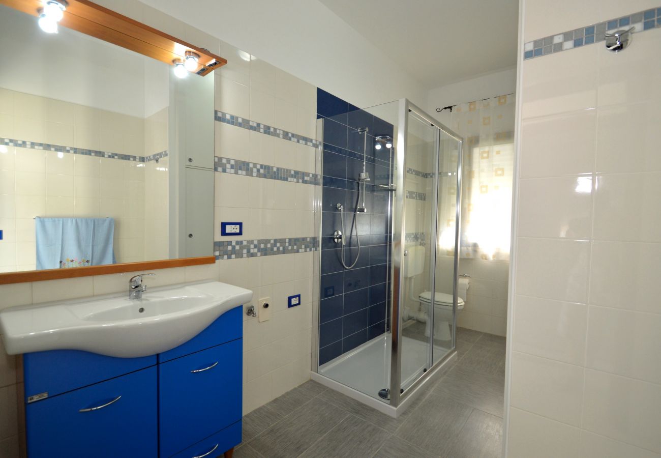 Alcamo Marina, bathroom with shower Alcamo Marina, bathroom with shower
