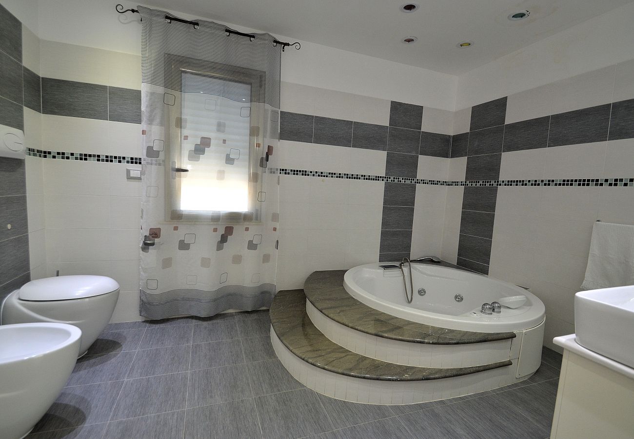 Alcamo Marina, bathroom with whirlpool tub Alcamo Marina, bathroom with whirlpool tub