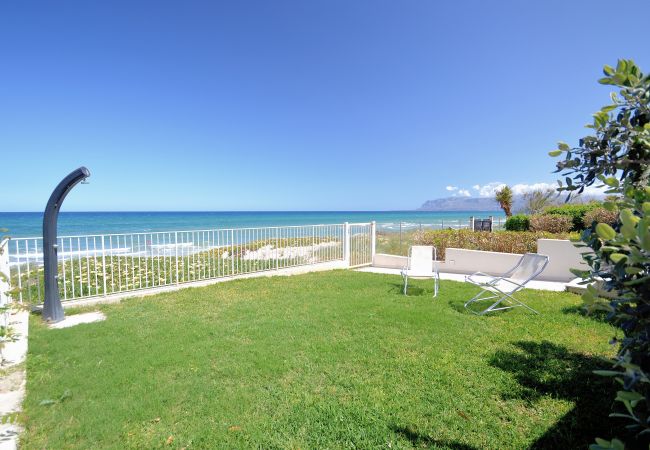Alcamo Marina, jardin meublé et vue mer Alcamo Marina, jardin meublé et vue mer
