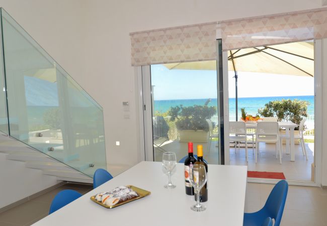 Alcamo Marina, salle à manger avec vue sur la mer Alcamo Marina, salle à manger avec vue sur la mer