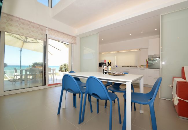 Alcamo Marina, salle à manger avec vue sur la mer Alcamo Marina, salle à manger avec vue sur la mer