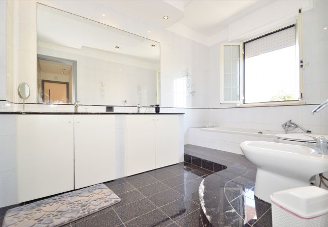 Alcamo, salle de bain avec baignoire Alcamo, salle de bain avec baignoire